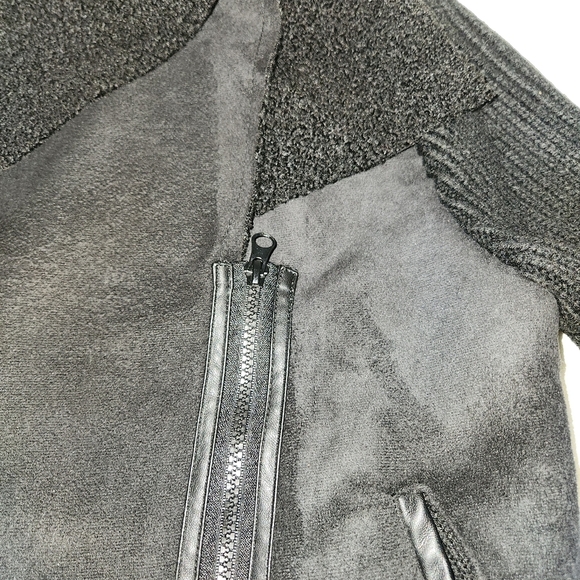 Kendall & Kylie Chic Black Jacket with Zipper. Faux Suede Body, Knit Arms - Picture 5 of 11